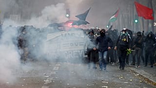 Paris'te polis göstericiler göz yaşartıcı gazla müdahale etti