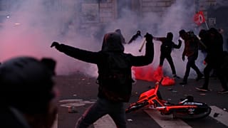 Randalierer in Paris. 