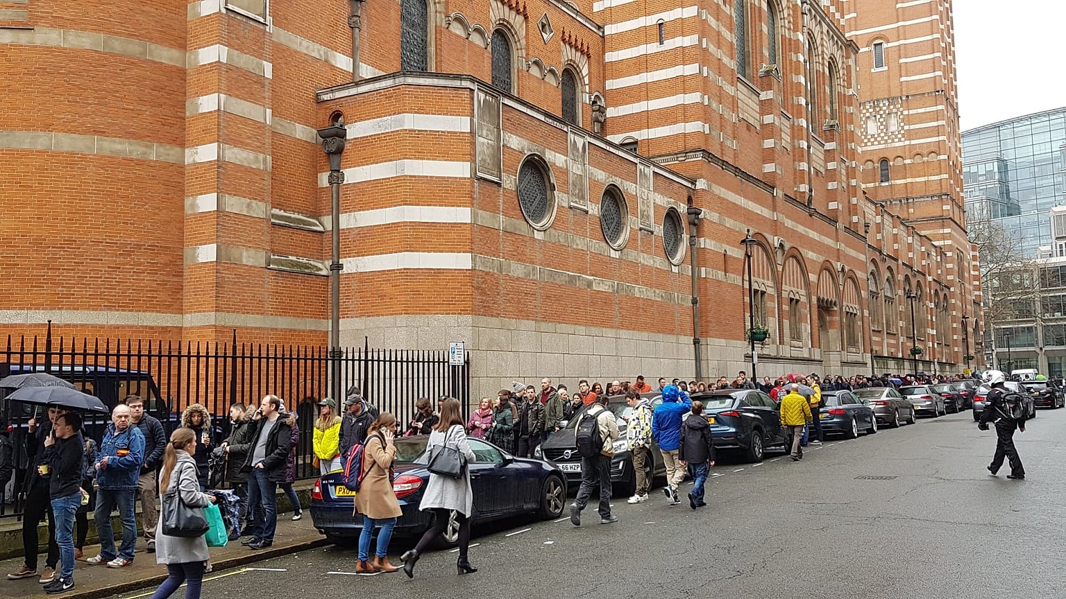 Szavazásra váró magyarok Londonban 2018. április 8-án