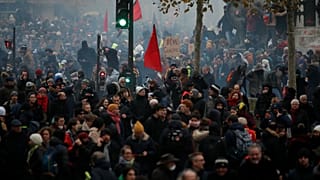 دومین روز اعتصاب سراسری در فرانسه؛ معترضان که هستند و چه میخواهند؟
