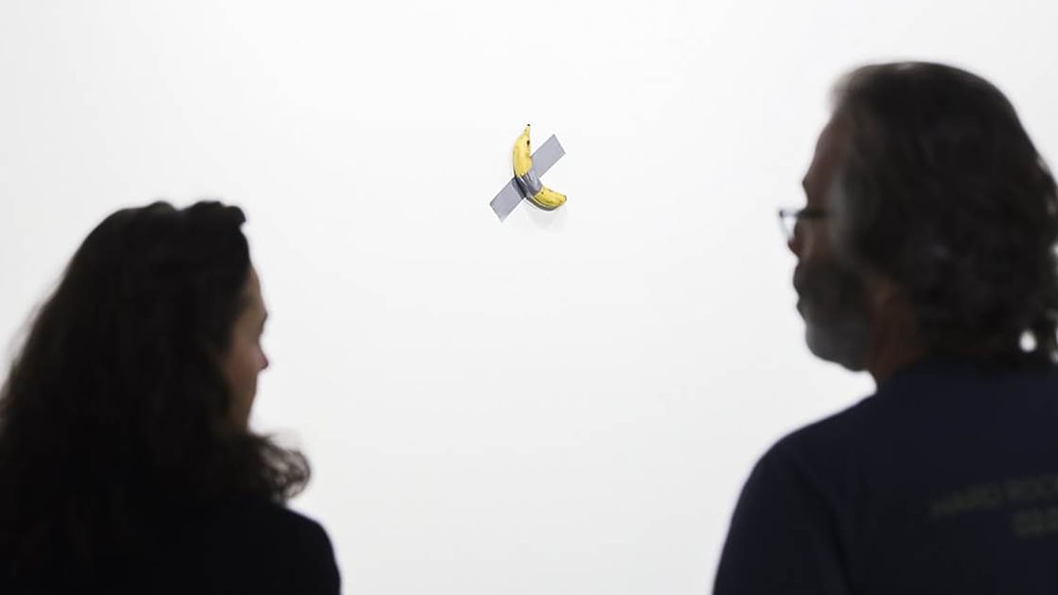 Duvara bantlanmış muz 120 bin dolara satıldı