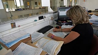 Πρωταθλήτρια στη φορολογία η Ελλάδα σύμφωνα με την έκθεση του ΟΟΣΑ