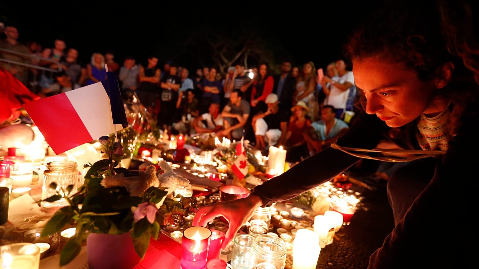 Gyászolók a terrortámadás áldozataira emlékeznek 2016. július 15-én éjjel a dél-franciaországi Nizza tengerparti sétányán