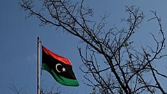 Libya'nın Atina Büyükelçiliğindeki bayrağı