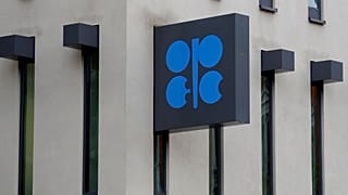 السعودية وروسيا تنجحان في زيادة تخفيضات إنتاج النفط بمقدار 500 ألف برميل يوميا