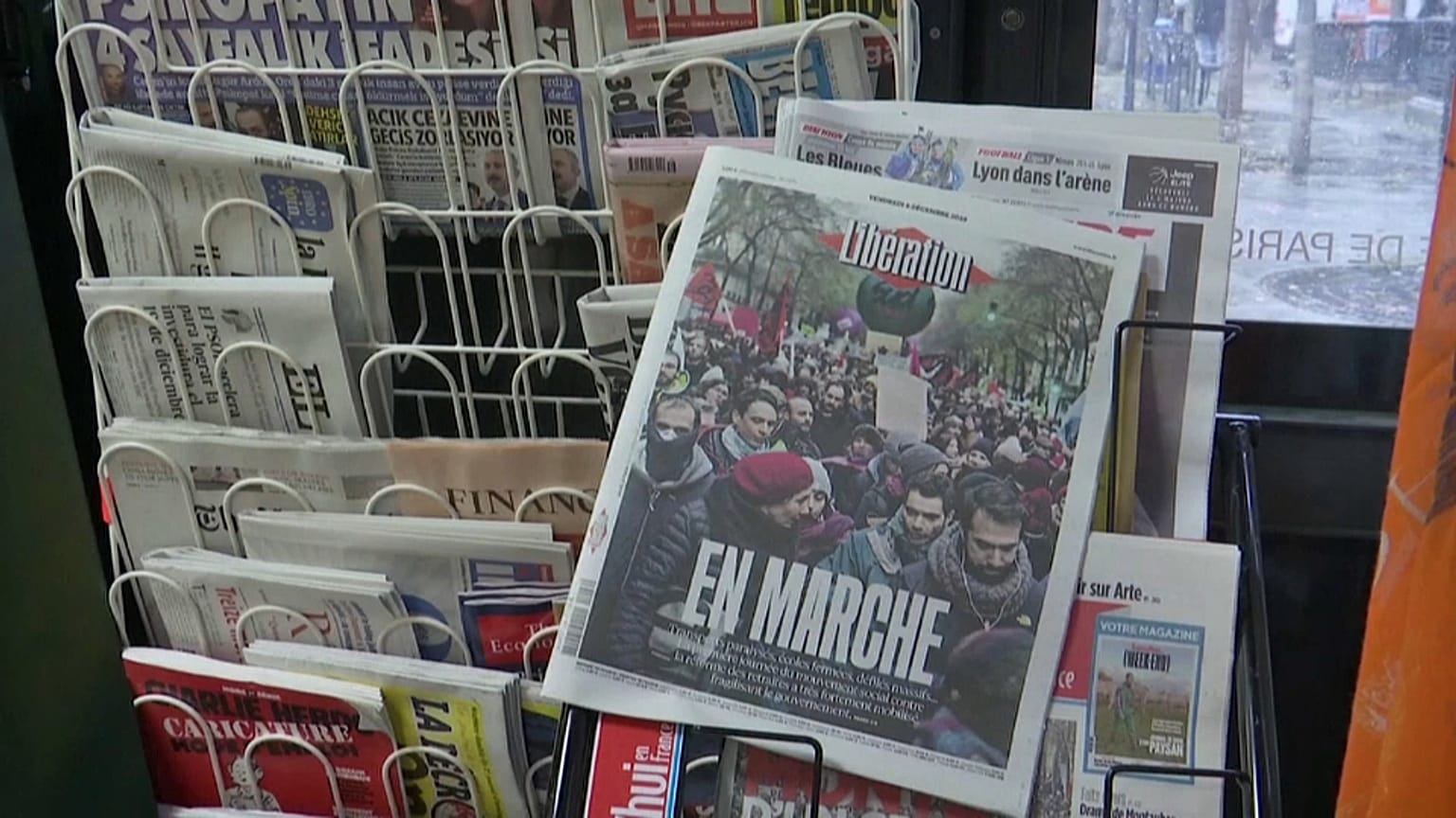 Greve contra reforma das pensões bloqueia França de norte a sul