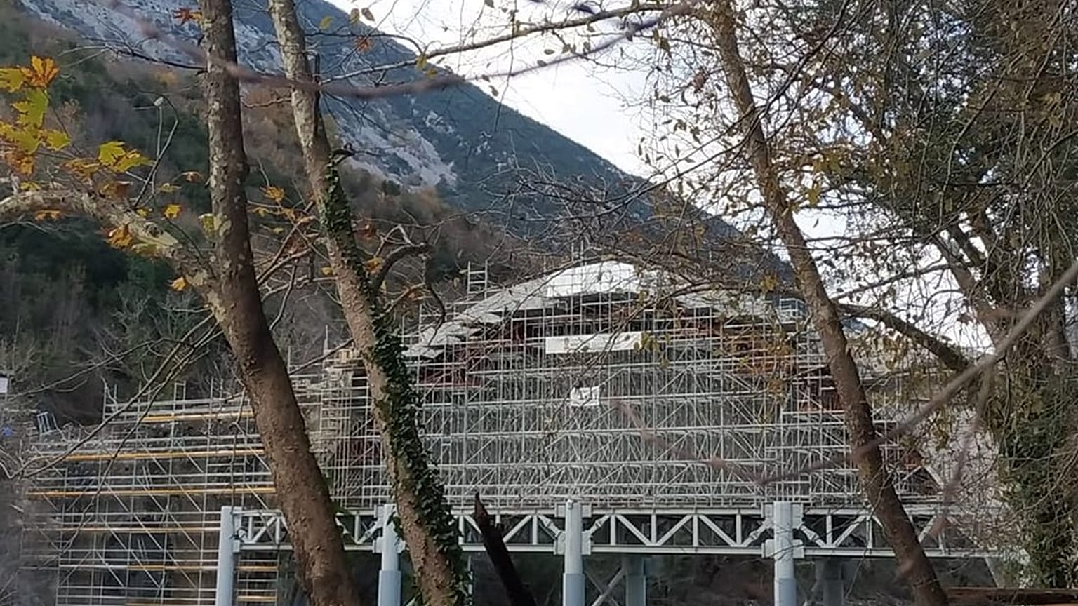 Όρθιο και πάλι το ιστορικό γεφύρι της Πλάκας