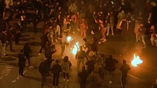  Diğer göstericiler yangını söndürerek kendini ateşe veren eylemciyi kurtardı