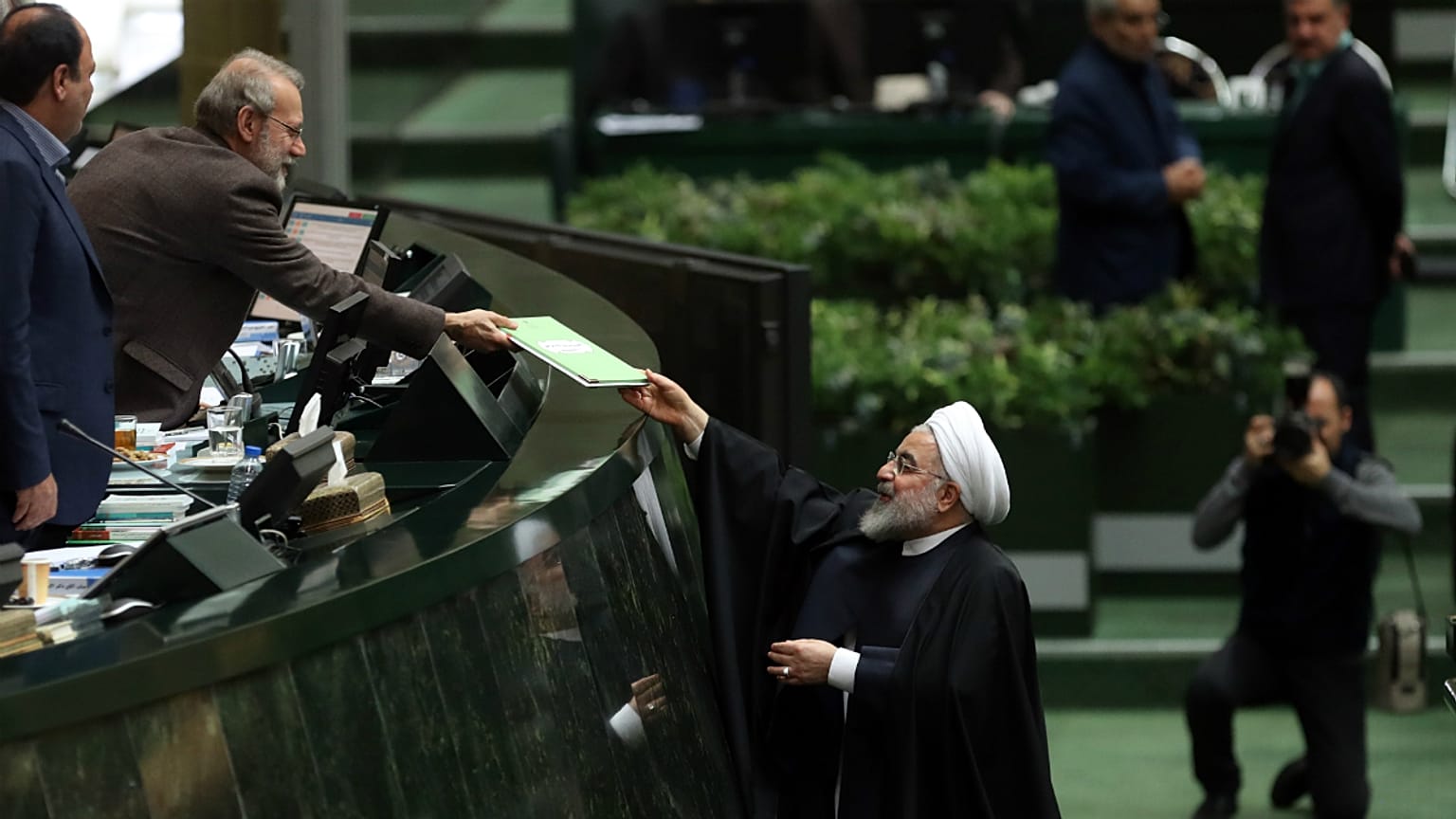 حسن روحانی بودجه سال ۹۹ را تحویل مجلس داد