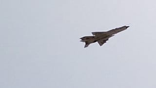 صورة أرشيف لمقاتلة روسية الصنع من طراز "ميغ" تحلق في سماء بنغازي شرق ليبيا. 01/08/2014