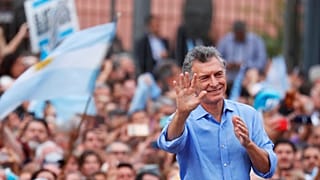 Mauricio Macri se despide de la presidencia acompañado de miles de seguidores