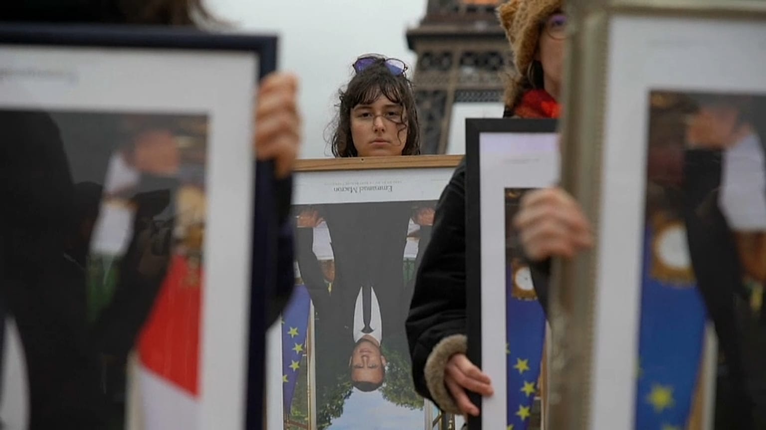 Les "décrocheurs de portrait" manifestent pour le climat à Paris 