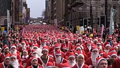 London: 3000 Weihnachtsmänner laufen für den guten Zweck