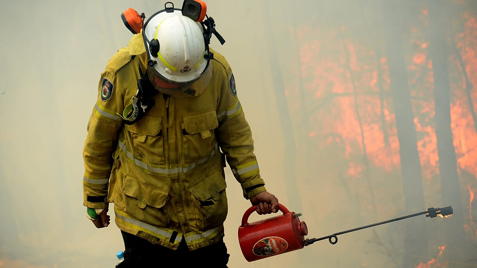 Bombeiros australianos combatem chamas contra-relógio