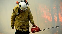 Bombeiros australianos combatem chamas contra-relógio
