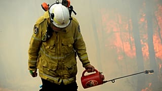 Bombeiros australianos combatem chamas contra-relógio