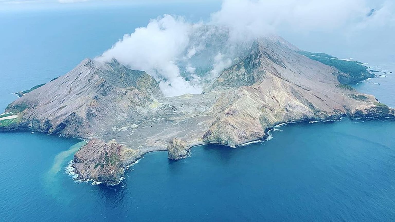 White Island volcano 3 hours before the eruption. 