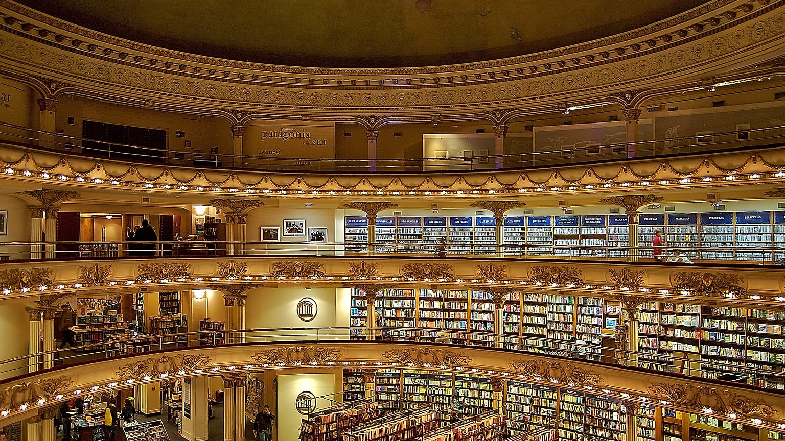 Az El Ateneo könyvesbolt belülről
