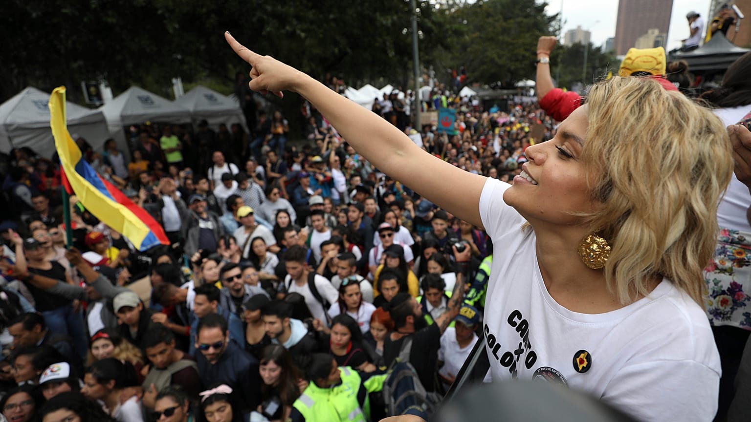 La cantante colombiana Adriana Lucía se dirige a los manifestantes