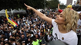La cantante colombiana Adriana Lucía se dirige a los manifestantes
