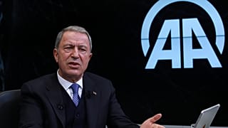 Akar: Libya'nın Atina Büyükelçisinin sınır dışı edilmesi bir 'acizlik' ve 'zafiyet'tir