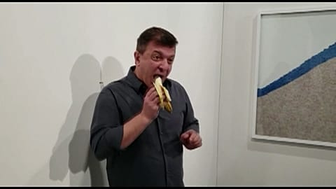 Banane für 108.000 Euro: Dem Künstler schmeckt's