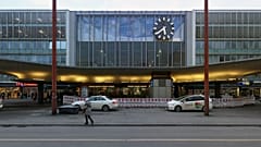 München Hauptbahnhof: Ein Polizist wurden bei einer Kontrolle von hinten mit einem Messer angegriffen.