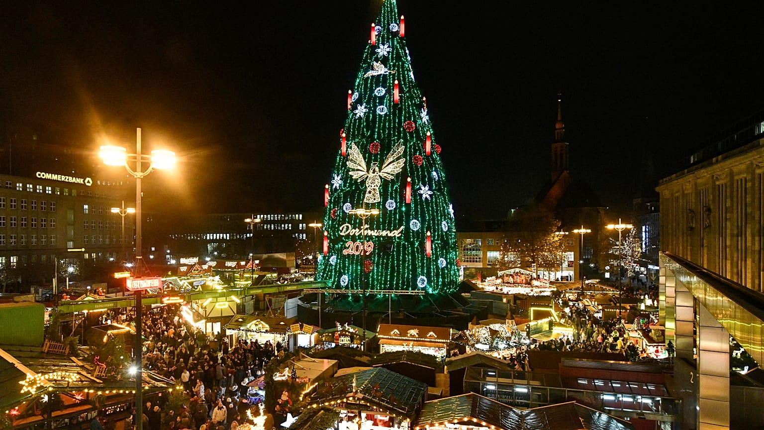A karácsonyi vásár fényei Dortmundban 2019. november 25-én. Az 1700 darab vörös lucból készített 45 méter magas óriásfenyőt mintegy 48 ezer izzó világítja meg.