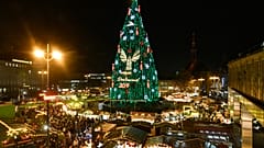 A karácsonyi vásár fényei Dortmundban 2019. november 25-én. Az 1700 darab vörös lucból készített 45 méter magas óriásfenyőt mintegy 48 ezer izzó világítja meg.