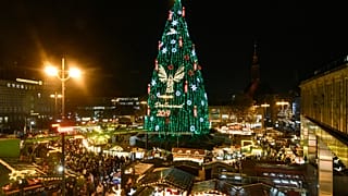 A karácsonyi vásár fényei Dortmundban 2019. november 25-én. Az 1700 darab vörös lucból készített 45 méter magas óriásfenyőt mintegy 48 ezer izzó világítja meg.