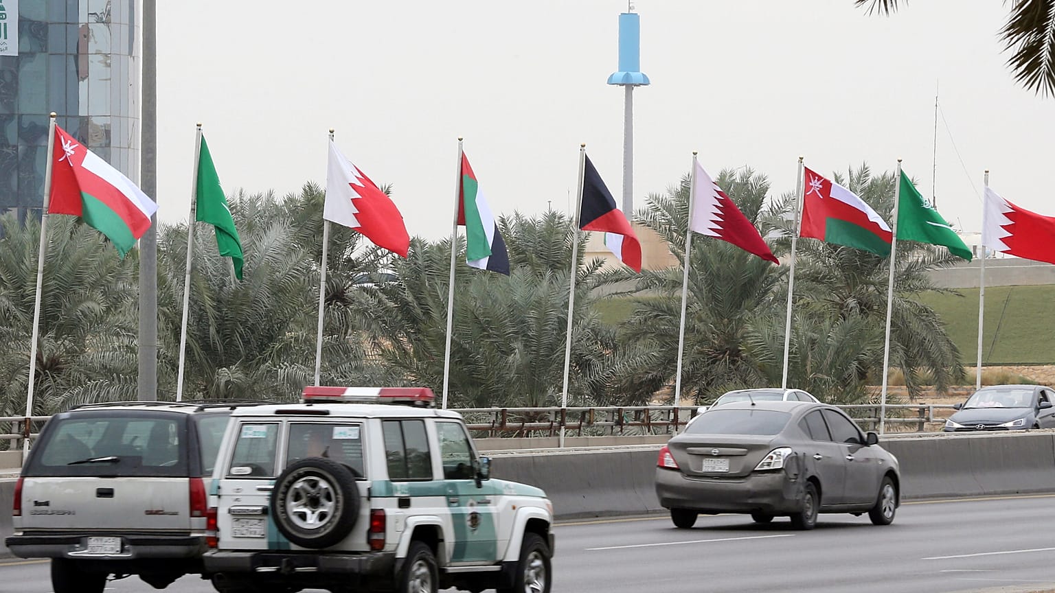 أعلام دول مجلس التعاون الخليجي قبيل القمة الأربعين لمجلس التعاون الخليجي في الرياض