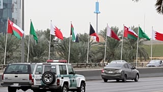 أعلام دول مجلس التعاون الخليجي قبيل القمة الأربعين لمجلس التعاون الخليجي في الرياض