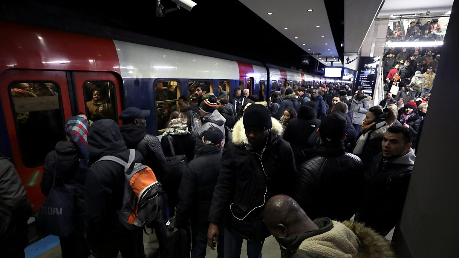 Grosse mobilisation prévue au 6ème jour de la grève, dans une France bloquée