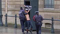 Femen встретили Путина в Париже