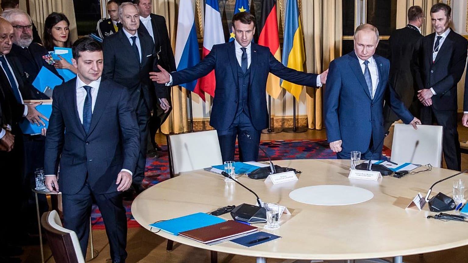El presidente francés, Emmanuel Macron, invita a sentarse a sus homólogos ucraniano y ruso, Volodímir Zelenski y Vladímir Putin                                            