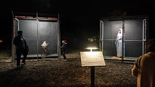 La Virgen María, encerrada en una jaula, mira a José y el niño Jesús