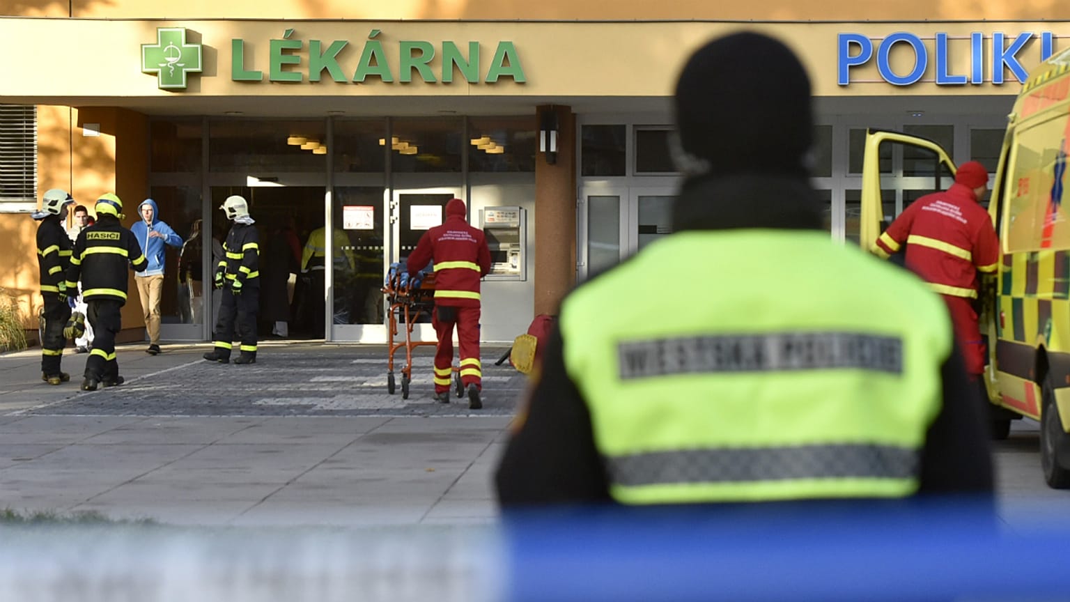 Polícia e equipas de socorro diante do hospital onde ocorreu o tiroteio