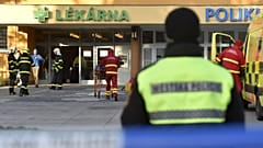 Polícia e equipas de socorro diante do hospital onde ocorreu o tiroteio