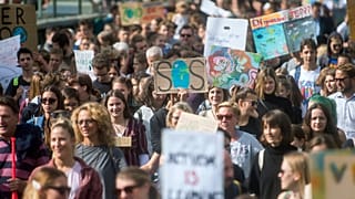 A harmadik globális klímasztrájkhoz kapcsolódó budapesti tüntetés résztvevői 2019. szeptember 27-én