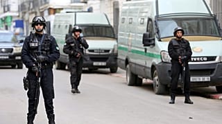 قبل ساعات من الانتخابات.. القضاء الجزائري يحكم بالسجن على أويحيى وسلال بتهم الفساد