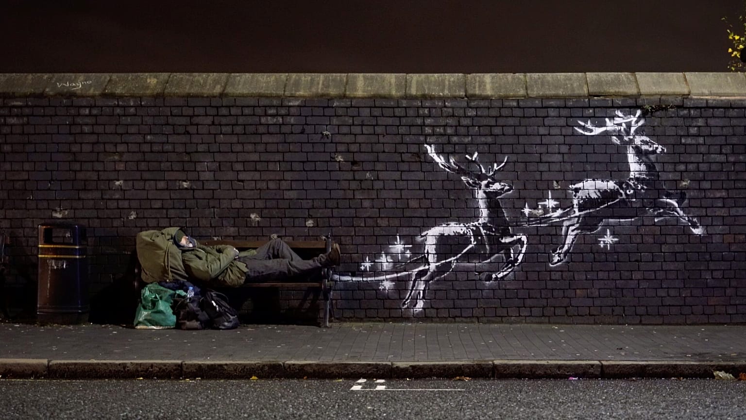 Ismét az éj leple alatt alkotott Banksy, graffitije a karácsonyt állítja középpontba