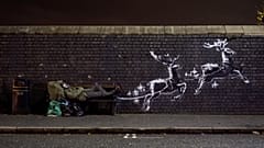 Ismét az éj leple alatt alkotott Banksy, graffitije a karácsonyt állítja középpontba