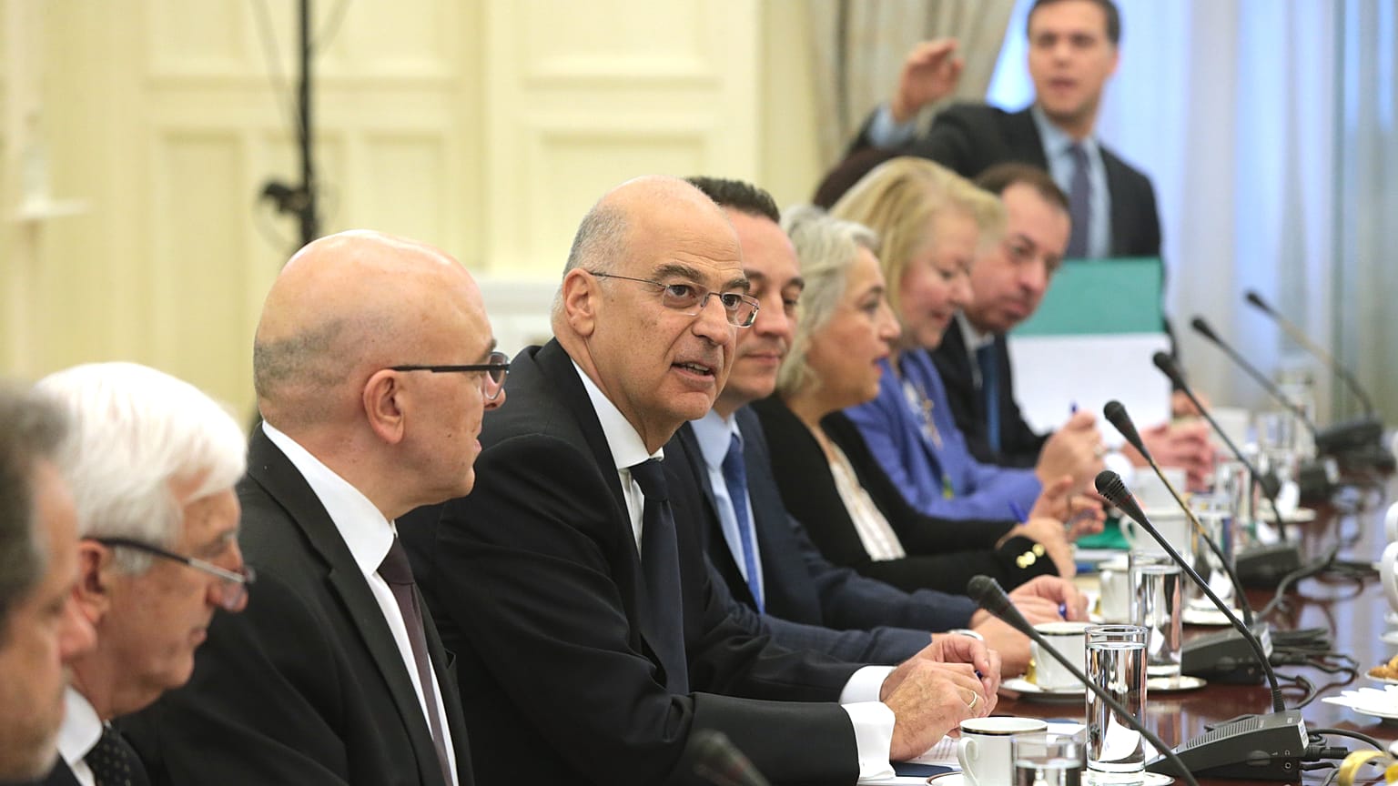 Ο υπουργός Εξωτερικών Νίκος Δένδιας μαζί με τους εκπροσώπους των κομμάτων 