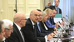 Ο υπουργός Εξωτερικών Νίκος Δένδιας μαζί με τους εκπροσώπους των κομμάτων 