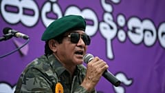 هلا سوي أحد أعضاء البرلمان في ميانمار في مظاهرة مناوئة للولايات المتحدة الأميركية 