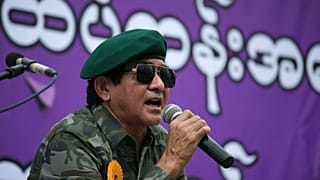 هلا سوي أحد أعضاء البرلمان في ميانمار في مظاهرة مناوئة للولايات المتحدة الأميركية 