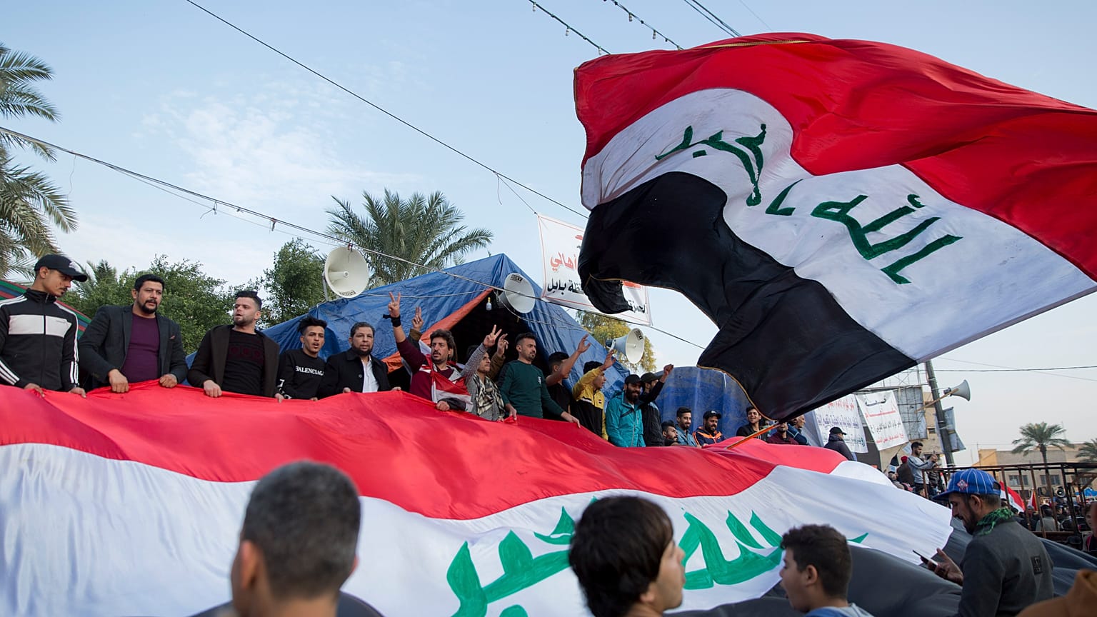 فيديو: آلاف العراقيين يتظاهرون في ساحة التحرير في ذكرى هزيمة داعش