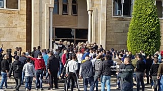 أمام بلدية المينا في طرابلس
