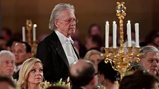 Az irodalmi Nobel-díj idei nyertese ellen tüntettek Stockholmban