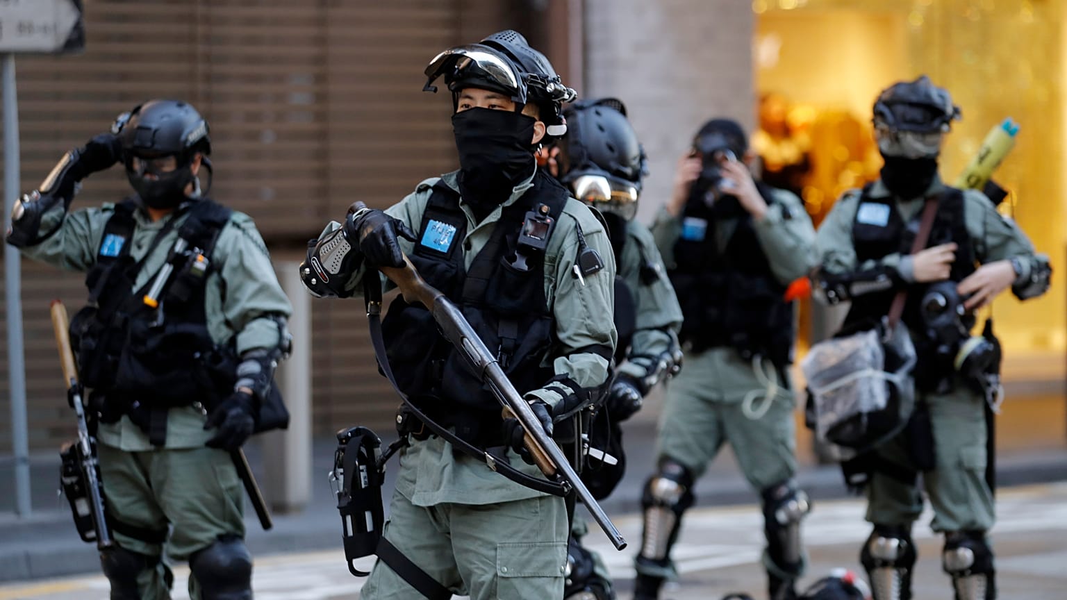Hong Kong'da polis, demokrasi yanlısı göstericilere müdahale etmeden önce hazırlık yaptı